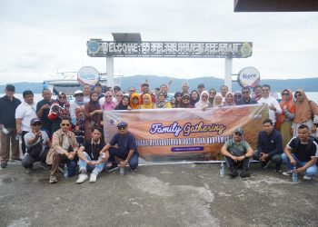 FAMILY GATHERING FAKULTAS EKONOMI DAN BISNIS KE DANAU TOBA