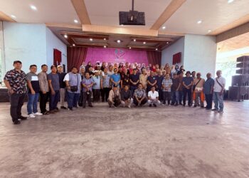 Para Dosen FEB UMSU Membangun Kebersamaan dan Mempererat Silaturahmi Di Pantai